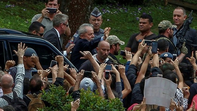 Após se despedir de neto falecido, Lula volta à prisão