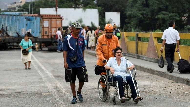 Milhares de venezuelanos fogem para Colômbia por 'corredor humanitário'