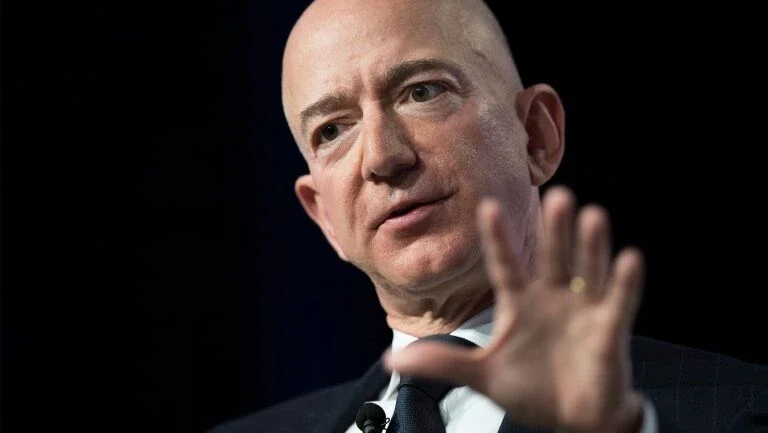 Jeff Bezos segue sendo o mais rico do mundo, segundo a Forbes