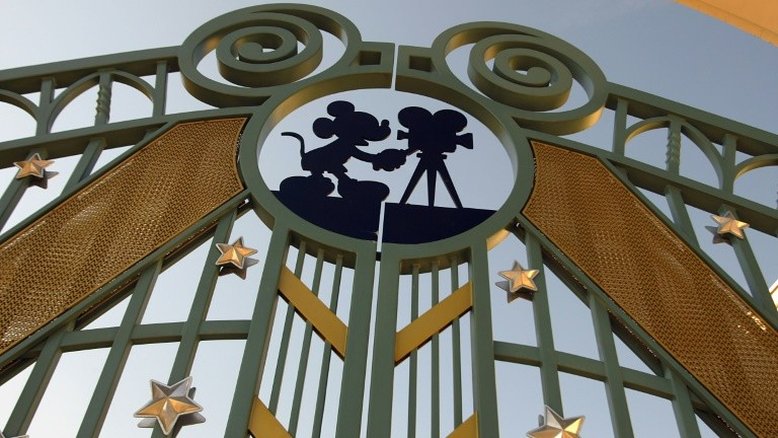 Gerente de banco é indiciada por furtar R$ 1,2 milhão de idosa e viajar para a Disney