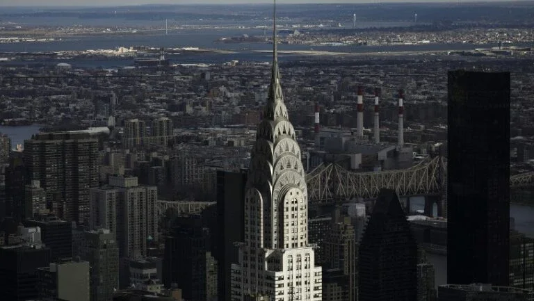 Emblemático edifício Chrysler de NY é vendido em momento de baixa no mercado