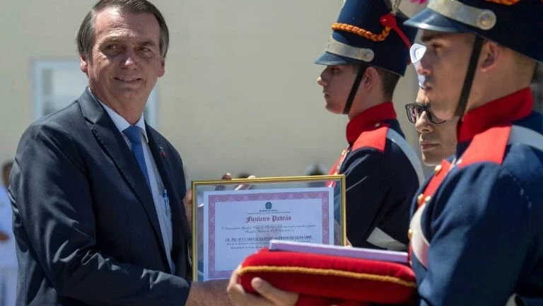 Bolsonaro anuncia que viajará à China no segundo semestre do ano