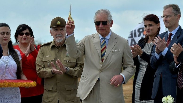 Em visita a Cuba, príncipe Charles dirige carro conversível pelas ruas de Havana