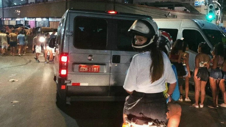 Bruna Marquezine pega mototáxi após curtir folia em Salvador