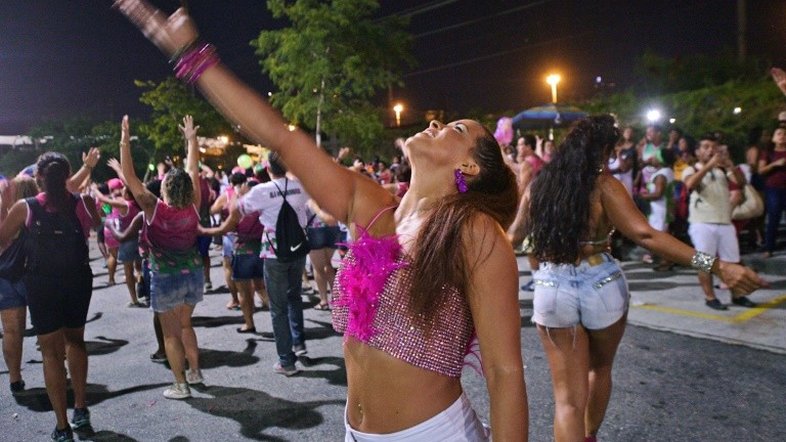 Negro, feminino, anticonservador: carnaval do Rio reage à era Bolsonaro
