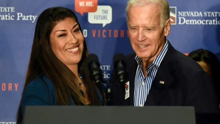 Ex-vice americano, Biden se defende de acusação de beijo inadequado