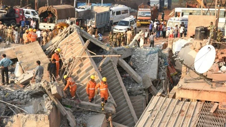 Indiano resgatado depois de passar mais de 60 horas sob os escombros de edifício