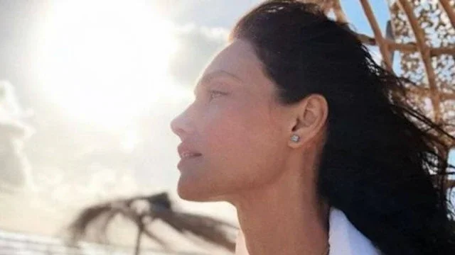 Débora Nascimento publica vídeo em praia durante carnaval após separação
