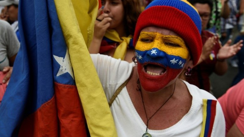 Governo e oposição vão às ruas em uma Venezuela sitiada pelos apagões