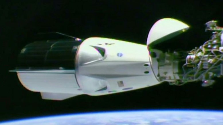 Cápsula Dragon da SpaceX volta à Terra após teste bem sucedido
