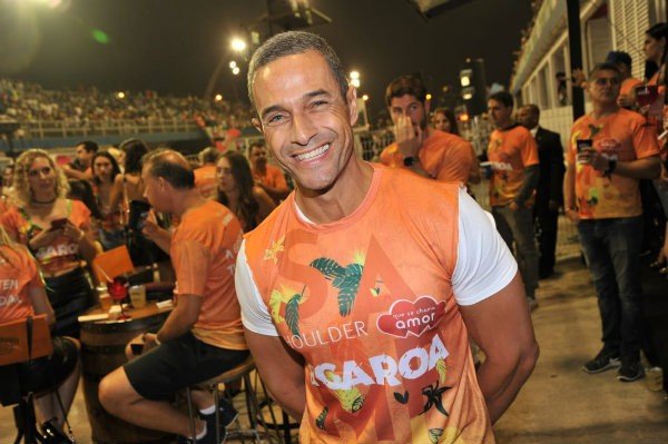 Camarote reúne famosos no 1º dia de desfiles do carnaval em SP 12 Camarote reúne famosos no 1º dia de desfiles do carnaval em SP