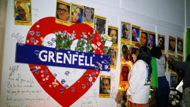 Vítimas de incêndio em Londres se revoltam com demora em investigações