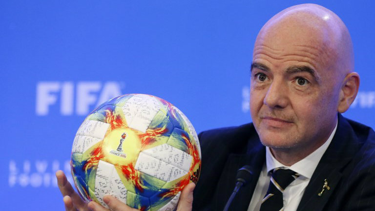 Infantino segue seu caminho na Fifa apesar da crescente oposição no futebol