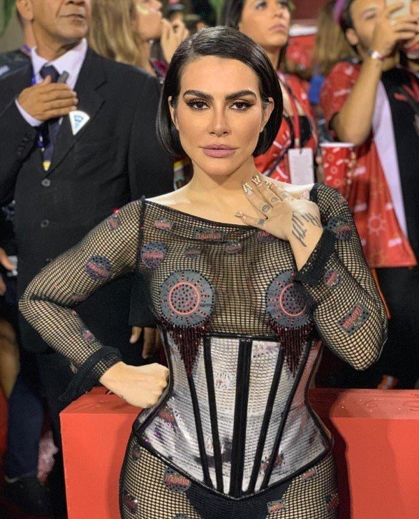 Cleo Pires na Sapucaí: "Engordei dez quilos, minha bunda está redondinha" 2 Cleo Pires na Sapucaí: "Engordei dez quilos, minha bunda está redondinha"