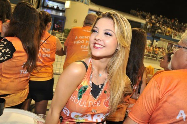 Camarote reúne famosos no 1º dia de desfiles do carnaval em SP 13 Camarote reúne famosos no 1º dia de desfiles do carnaval em SP