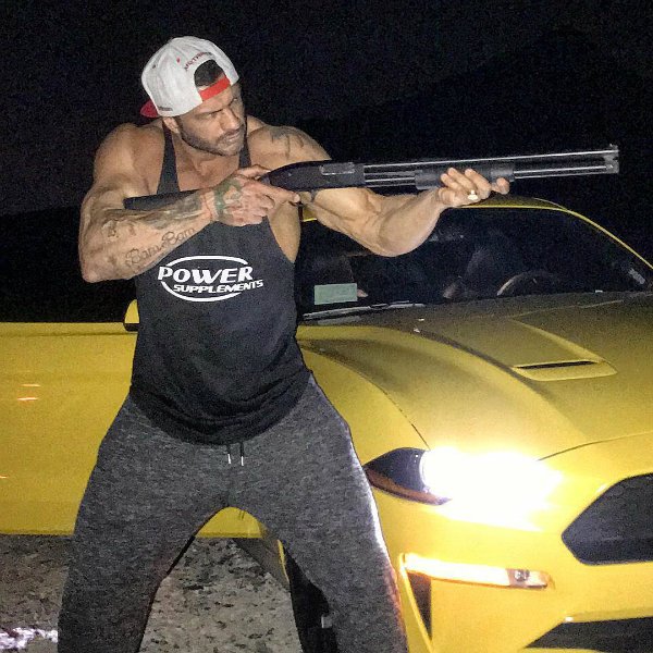 Kléber Bambam exibe espingarda e carrão de R$ 300 mil na web