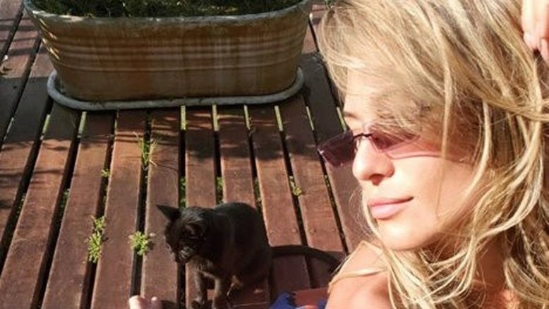 Lívia Andrade aproveita dia de sol com sua gata