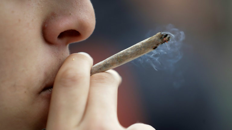 Prefeitura de SP quer multar em R$500 quem fumar maconha e crack nas ruas