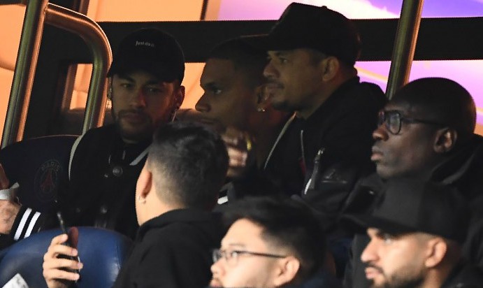 Sob olhares de Neymar, Manchester United elimina PSG com gol nos acréscimos