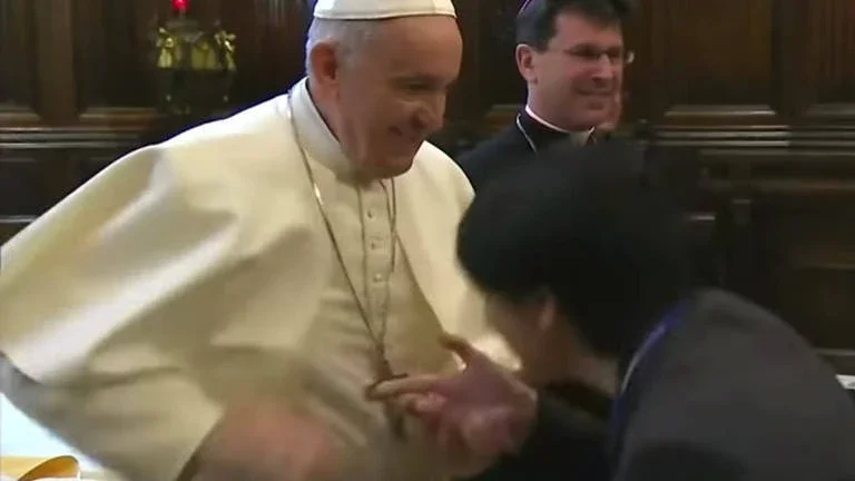 Papa evita que fiéis beijem seu anel por questão de higiene