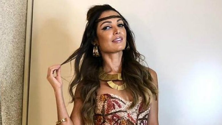 "Maravilhosa", Patrícia Poeta mostra look de fênix para carnaval