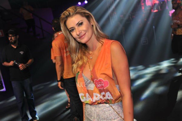 Camarote reúne famosos no 1º dia de desfiles do carnaval em SP 17 Camarote reúne famosos no 1º dia de desfiles do carnaval em SP
