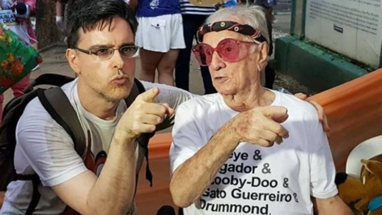 Aos 99 anos, Orlando 'Seu Peru' Drummond curte bloco em sua homenagem no Rio