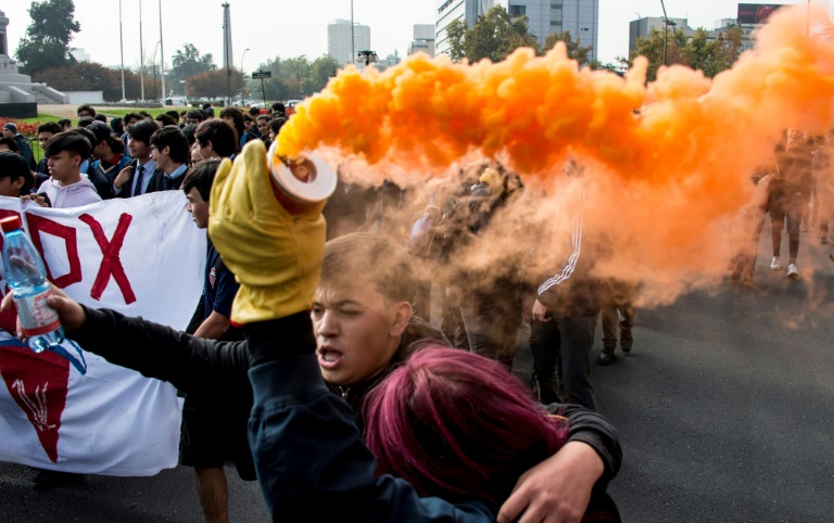 Polícia detém 35 estudantes no Chile em protesto contra projetos de Piñera