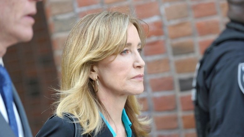 Atriz Felicity Huffman se declara culpada em escândalo de admissões universitárias