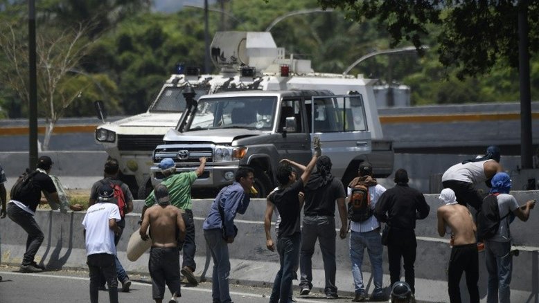 Veículo blindado passa por cima de manifestantes opositores em Caracas