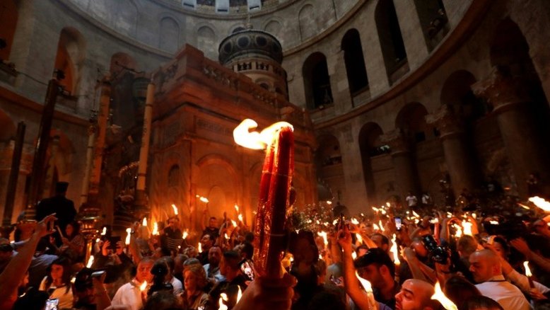 Em Jerusalém, cristãos ortodoxos celebram o "fogo sagrado" pascal