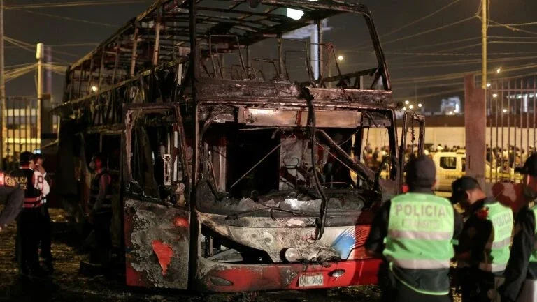 Incêndio em ônibus deixa 20 mortos em Lima