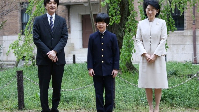Detido homem suspeito de colocar facas na mesa escolar de príncipe japonês