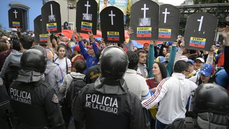 Manifestações diante de embaixadas da Venezuela em vários países