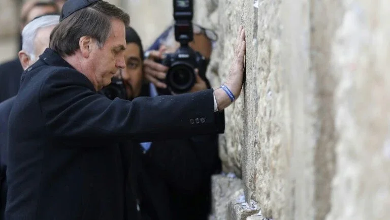 Bolsonaro cria precedente diplomático ao visitar Muro das Lamentações com Netanyahu