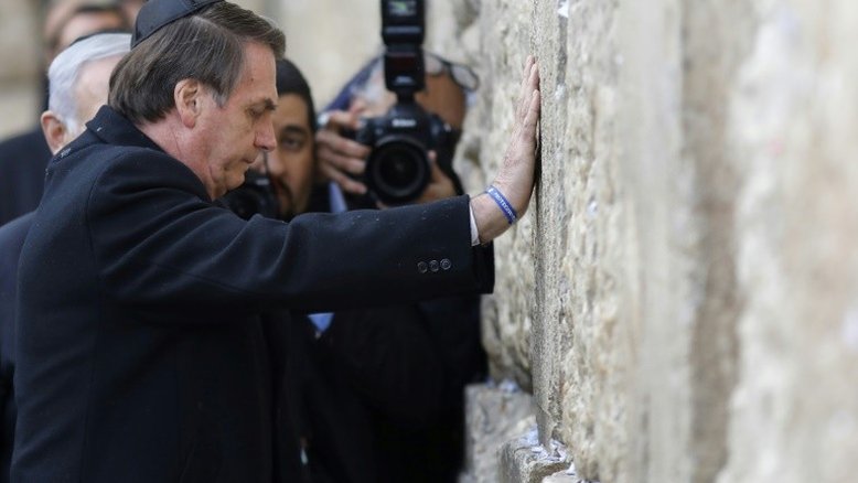 Bolsonaro cria precedente diplomático ao visitar Muro das Lamentações com Netanyahu