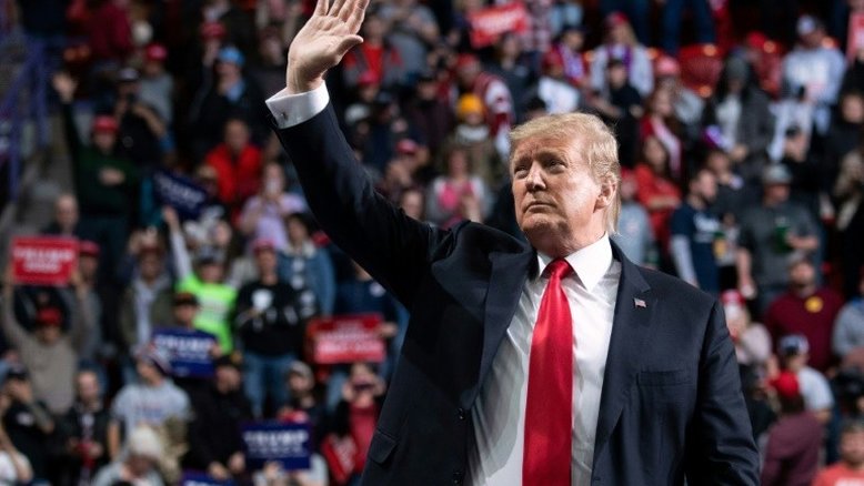 Trump processa dois bancos para bloquear convocações do Congresso