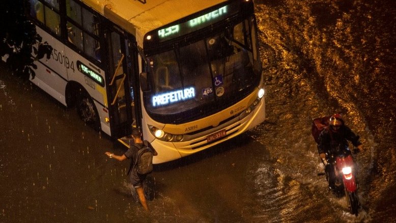 Chuva forte deixa Rio de Janeiro em estágio de atenção