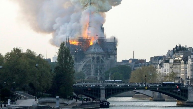 Incêndio atinge catedral de Notre-Dame