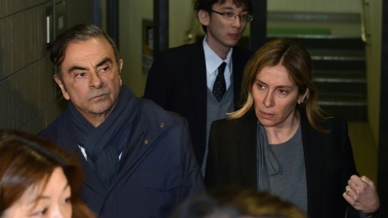 Esposa de Carlos Ghosn deixa o Japão para não enfrentar a Justiça