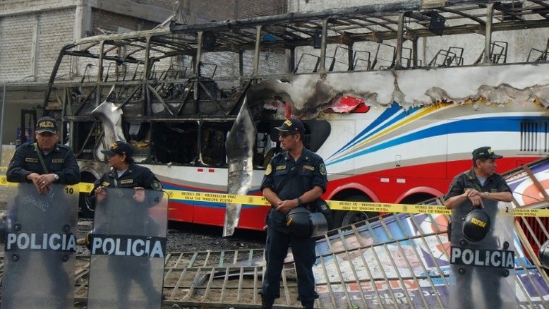 Incêndio em ônibus em terminal clandestino deixa 17 mortos em Lima