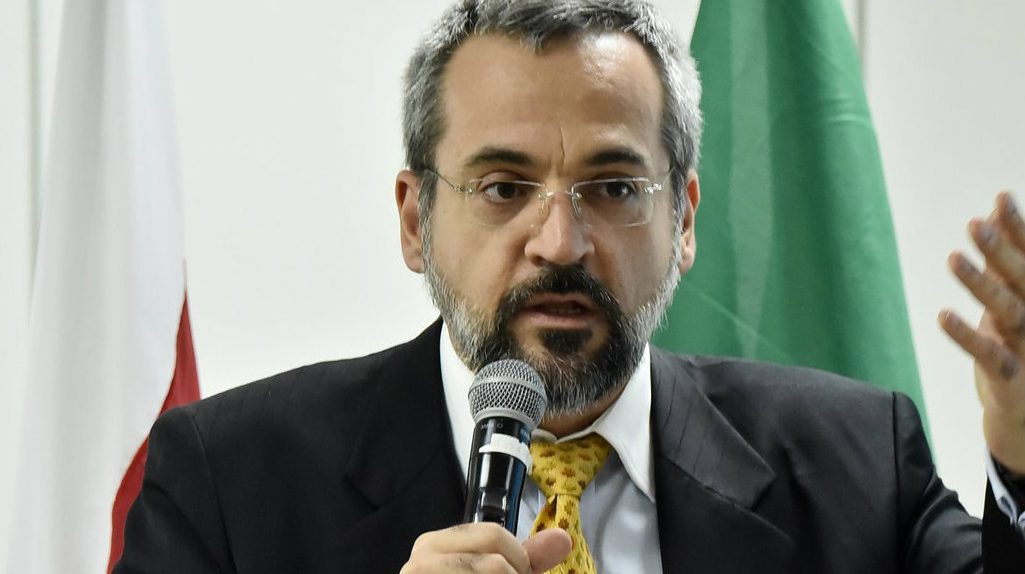 Ministro da Educação é alvo da Comissão de Ética após crítica a Dilma e Lula