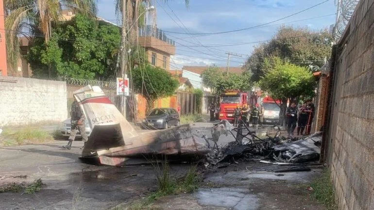 Avião de pequeno porte cai e deixa um morto em Belo Horizonte