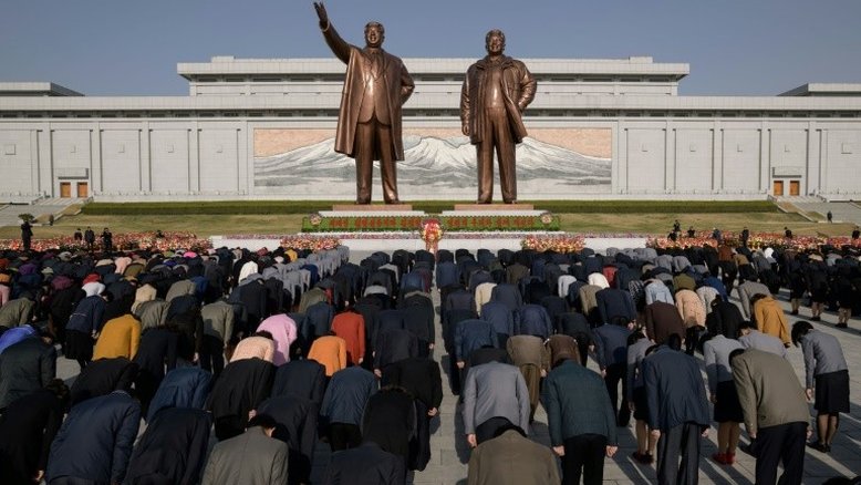Norte-coreanos prestam homenagem a Kim Il Sung no Dia do Sol