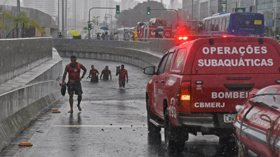 Sobe para 10 o número de mortos na chuva do Rio