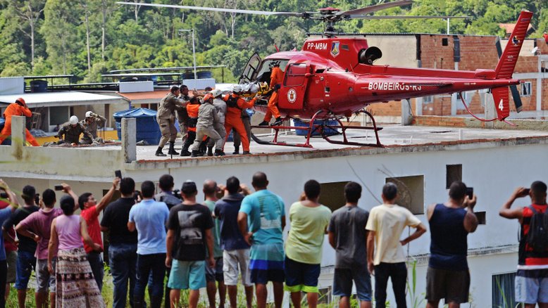 Dois prédios desabam na zona oeste do Rio de Janeiro
