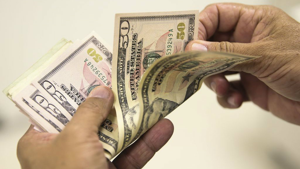 Dólar volta a subir após três dias de quedas e fecha em R$ 4,10