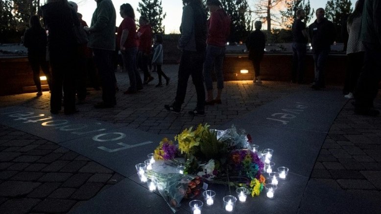 Vigília relembra 20 anos do massacre de Columbine nos EUA