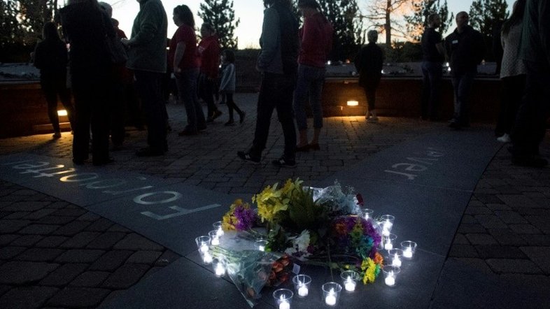 Vigília relembra 20 anos do massacre de Columbine nos EUA