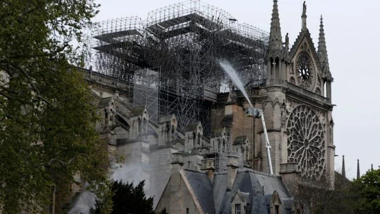 Milionários e doadores privados se mobilizam para reconstruir Notre-Dame